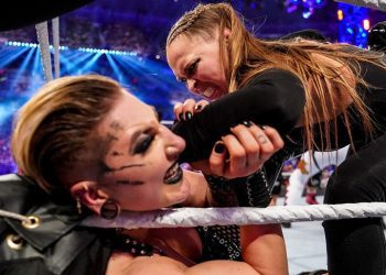 Ronda Rousey imobiliza Rhea Ripley no esticador durante o Royal Rumble 2022 da WWE.