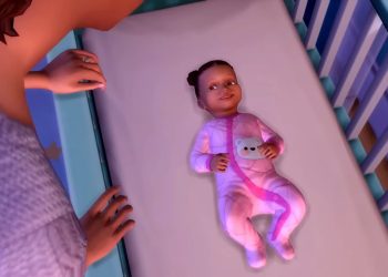 Um bebê do The Sims 4 deitado em seu berço vestindo um macacão rosa enquanto um de seus pais olha para ele.