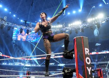 Rhea Ripley comemora a vitória no Royal Rumble feminino de 2023.  Ela iria desafiar Charlotte Flair para uma luta na WrestleMania 39 no próximo Raw.