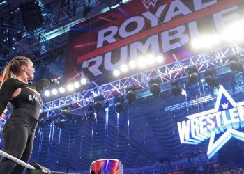 Ronda Rousey aponta para o sinal da WrestleMania depois de vencer o Royal Rumble feminino para a WWE em 2022.