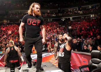 Sami Zayn ultrapassa Raw junto com The Usos e Solo Sikoa a mando de Roman Reigns.