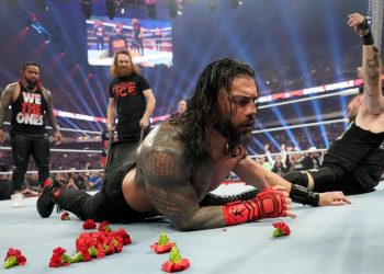 Roman Reigns está em choque depois que Sami Zayn o atingiu nas costas com uma cadeira durante os momentos finais do Royal Rumble PLE da WWE em 2023.