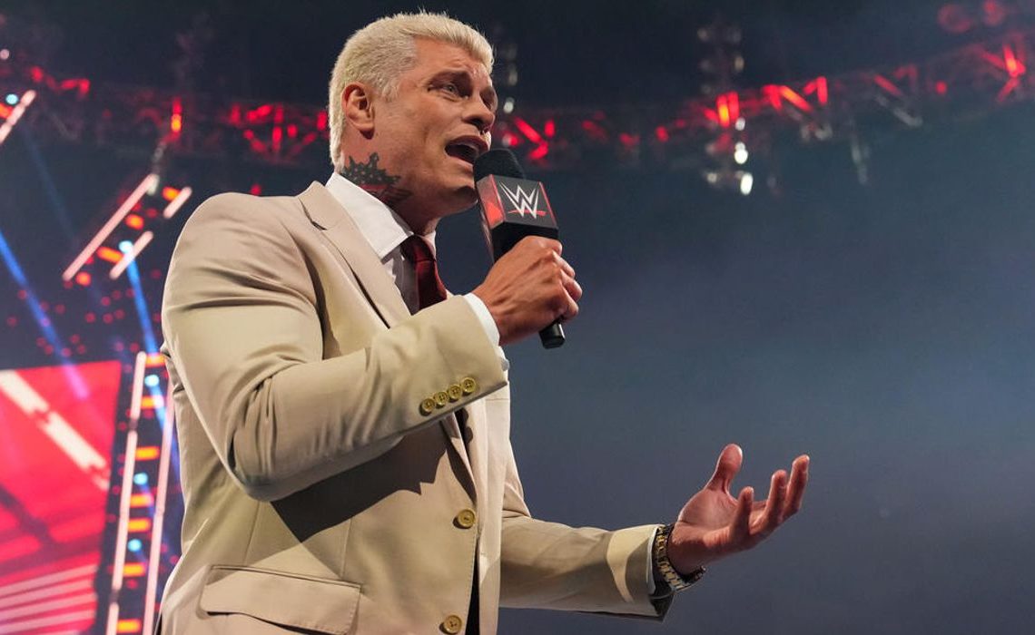 Cody Rhodes se dirige à multidão no WWE Raw após sua vitória no Royal Rumble em 2023.