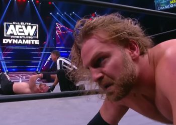 O carrasco Adam Page se acomoda no ringue, pensando em como acabar com Jon Moxley durante sua partida no AEW Dynamite em 2023.