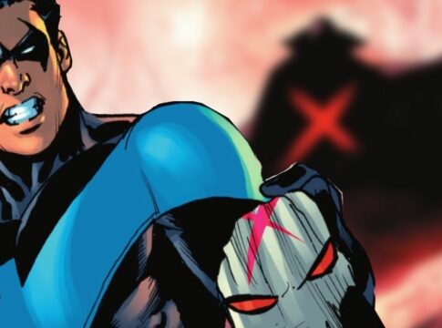 Nightwing luta contra seu oponente sombrio no épico cosplay de Dick Grayson