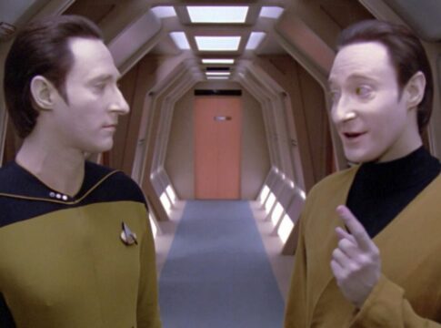 O capítulo perdido de Data começa, quando o Android de Star Trek sai da Frota Estelar para matar um Deus